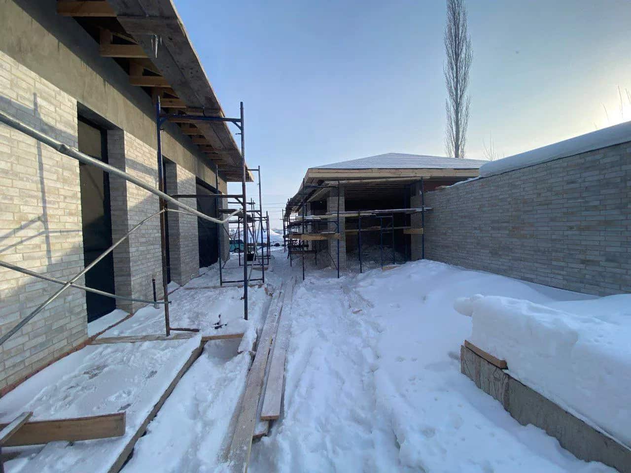 Снежный двор -> Двор с бассейном (до)